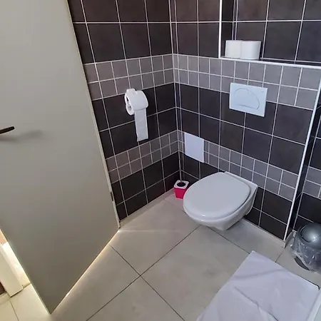 Economy 12 Sleeps 3 Guests Apartament *
