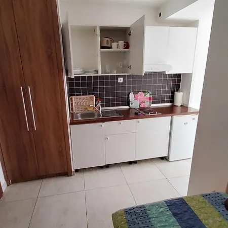 Economy 12 Sleeps 3 Guests Apartament