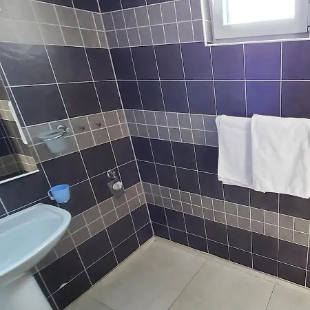 Economy 12 Sleeps 3 Guests Apartament *