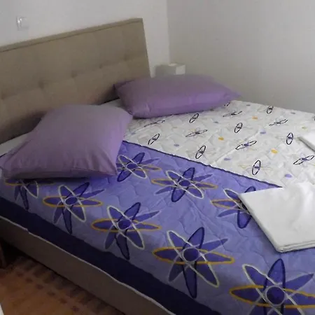 Economy 12 Sleeps 3 Guests Apartament *