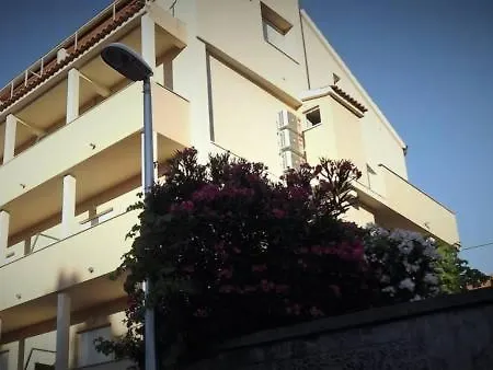 Economy 12 Sleeps 3 Guests * 스플리트