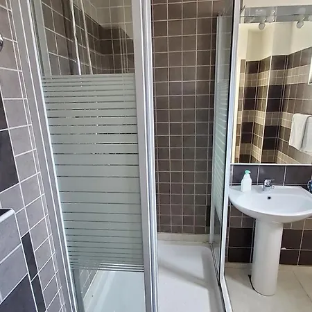 Economy 12 Sleeps 3 Guests Apartament