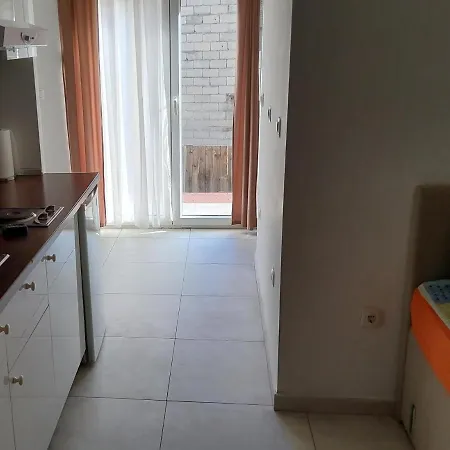 Economy 12 Sleeps 3 Guests Apartament *