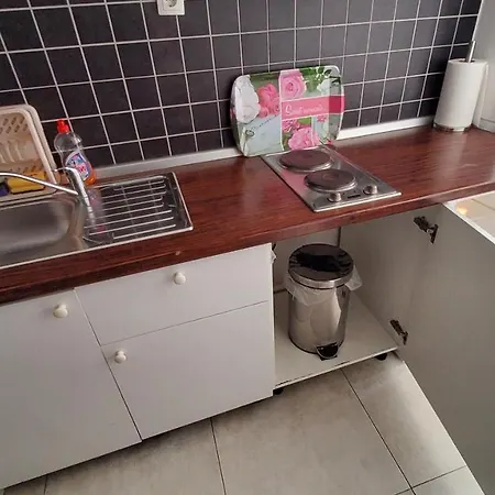 Economy 12 Sleeps 3 Guests Apartament