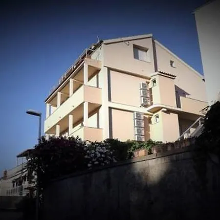 Economy 12 Sleeps 3 Guests *