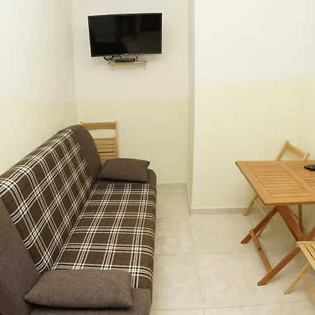 Economy 12 Sleeps 3 Guests * Split