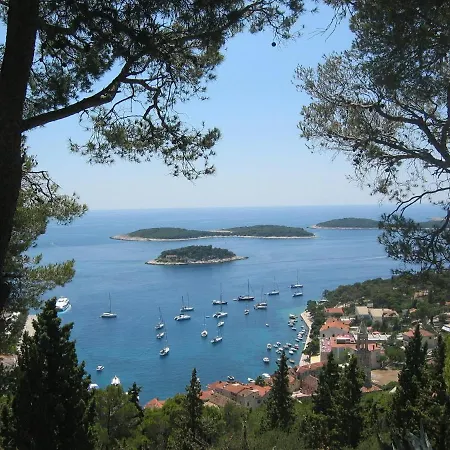 Economy 12 Sleeps 3 Guests *